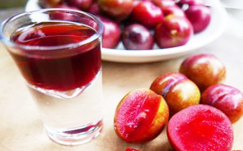 ai uống rượu mận