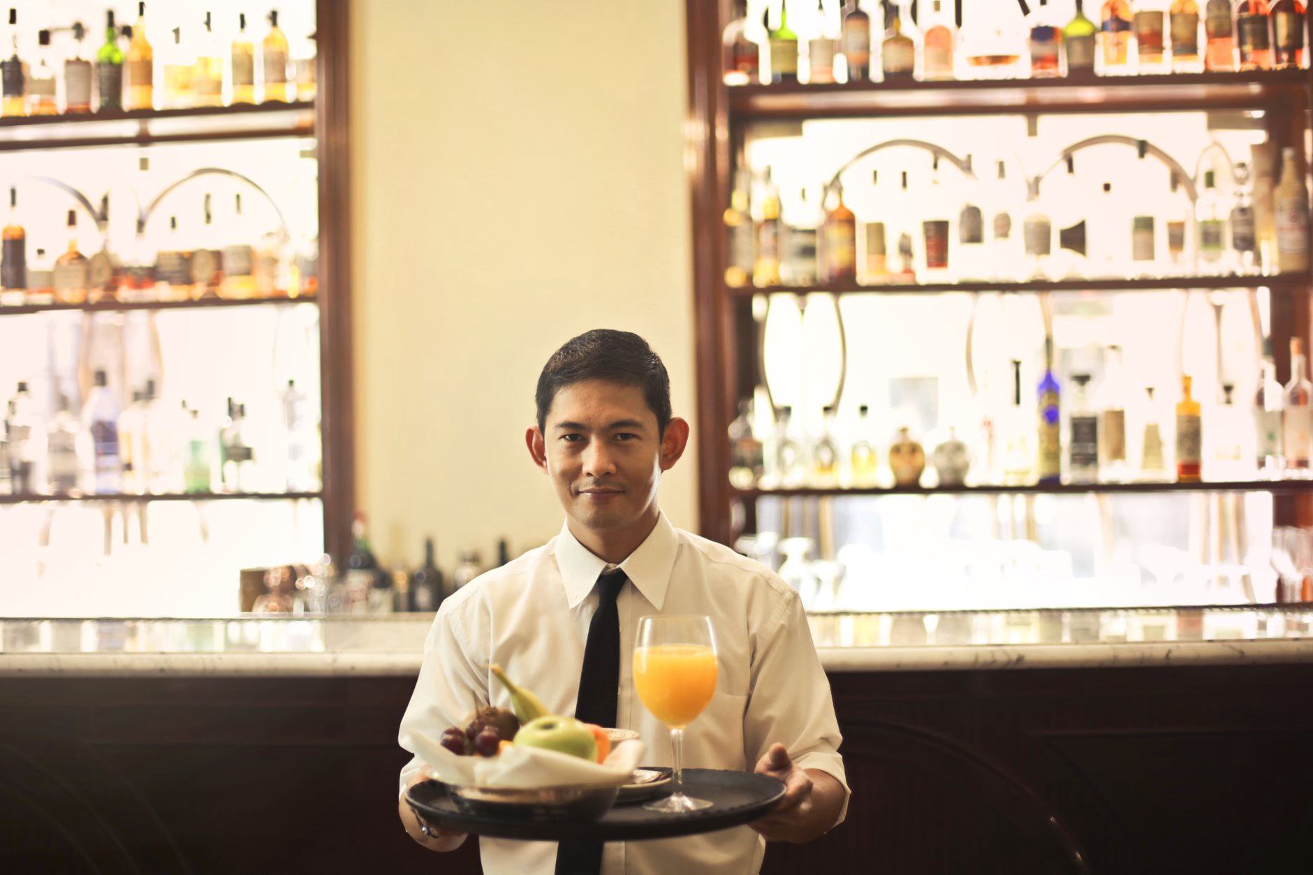 Tiêu chí chọn đồng phục bếp phù hợp cho quán rượu, nhà hàng có quầy bar